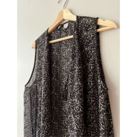 Flowy black and white long vest - Picture 2 of 6